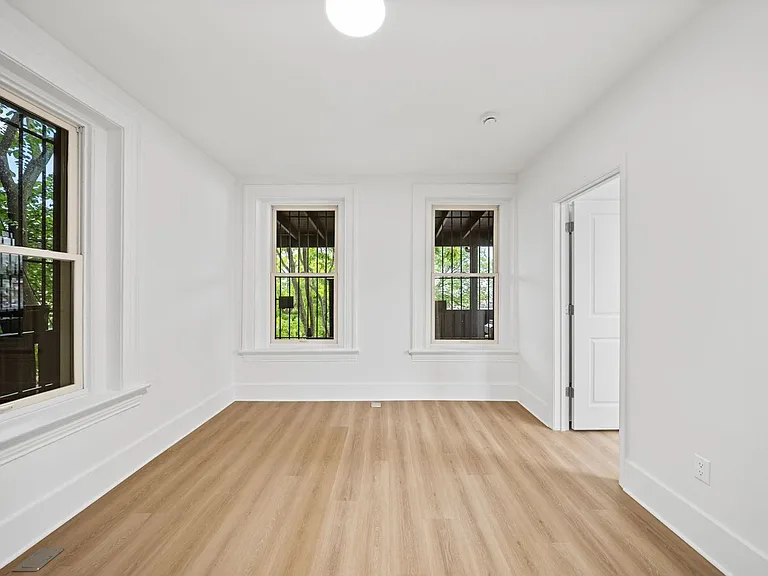 411 2nd St SE — Photo 37