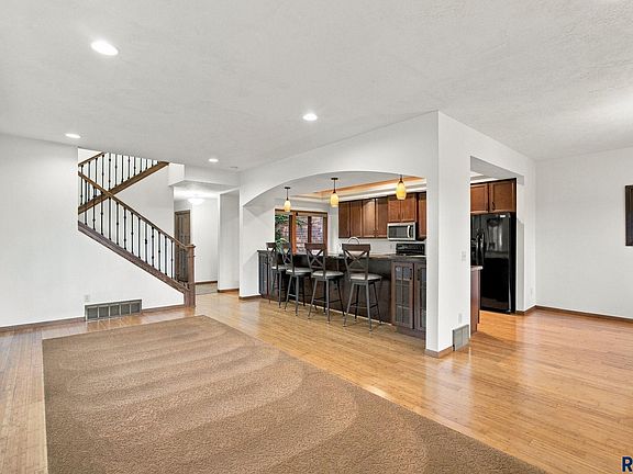 3rd image of 2901 S Ridgeview Way