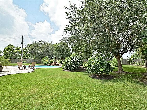 This Paradise in your own private backyard is just simple amazing how huge and private!