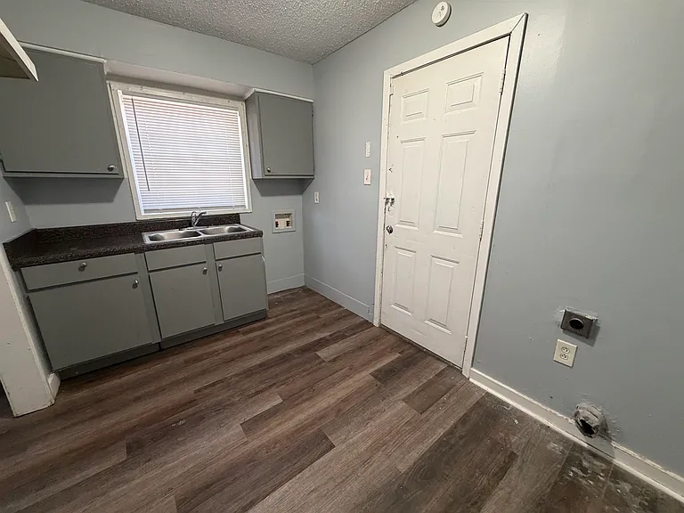 1300 Robin Hood Ln — Photo 5