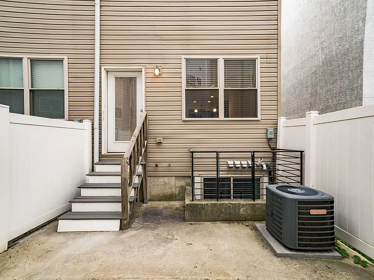 1612 Ogden St — Photo 24
