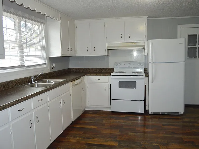 2010 Morgan Ave SW — Photo 3