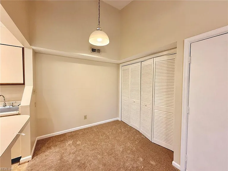 410 Wells Ct — Photo 5