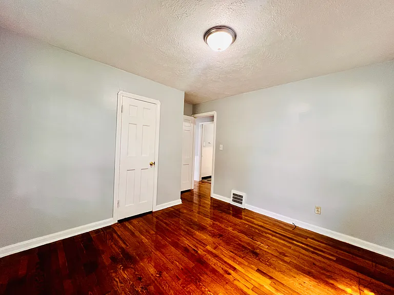 8606 Rosewood Ave — Photo 7