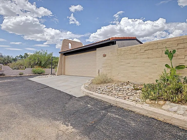 5277 N Tigua Dr — Photo 2