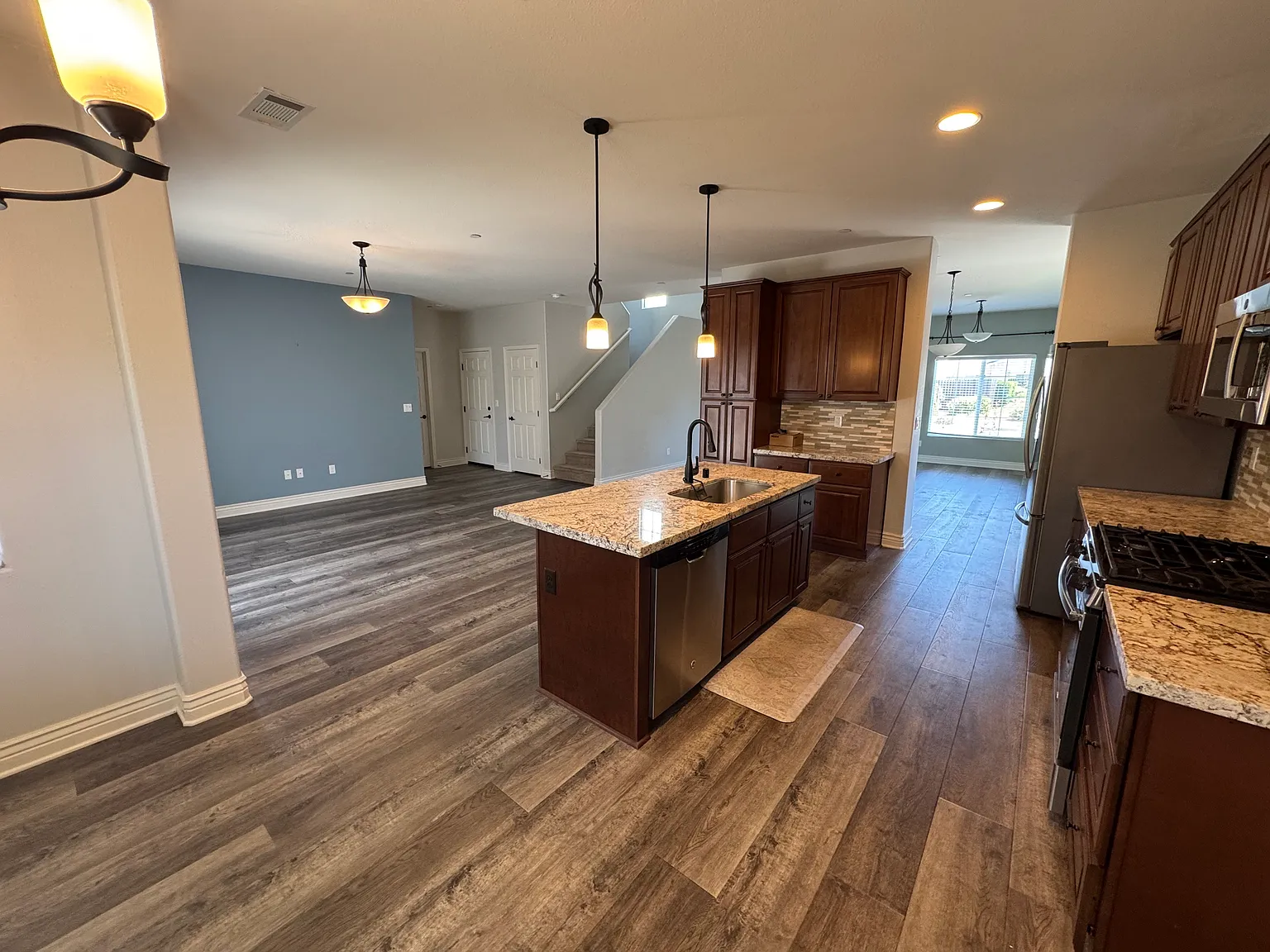 4 bed, 2464 sqft, $4,500 — Photo 2