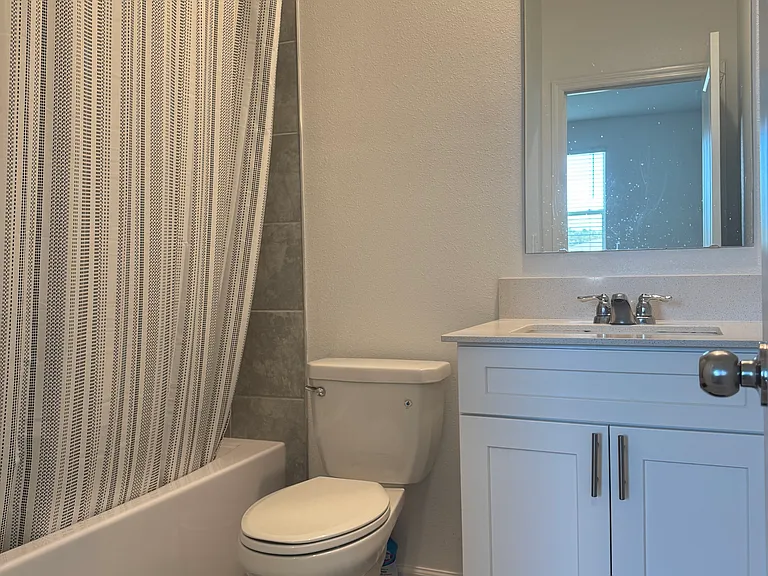 Guest Bathroom (Upstairs)