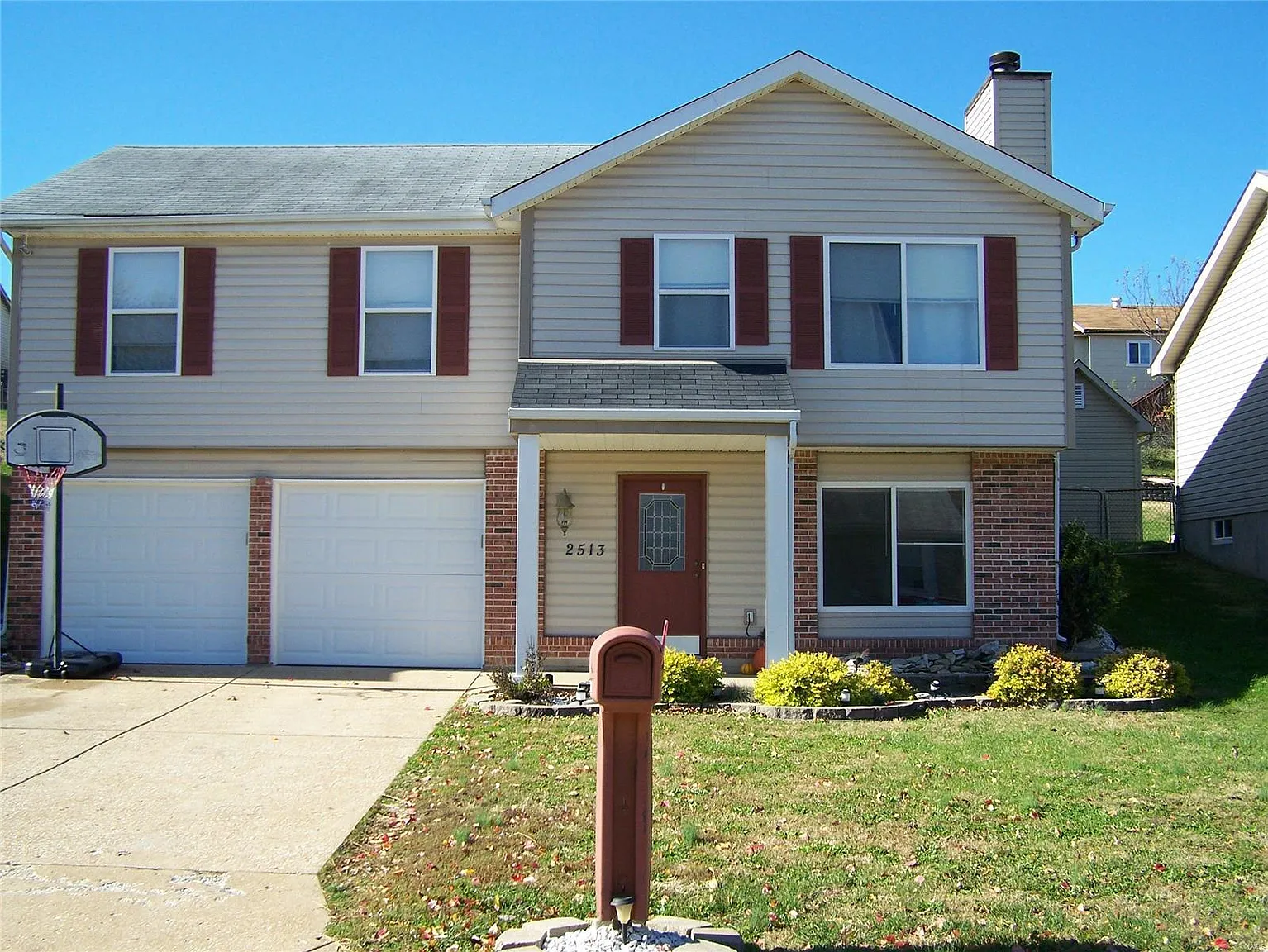 2513 Plymouth Dr photo 1