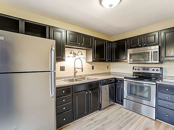 3rd image of 136 Twin Lakes Dr
