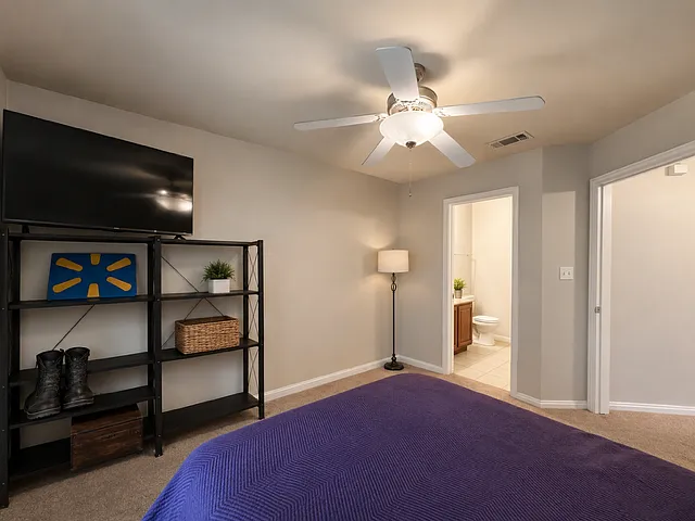 560 W Elm St #C — Photo 8