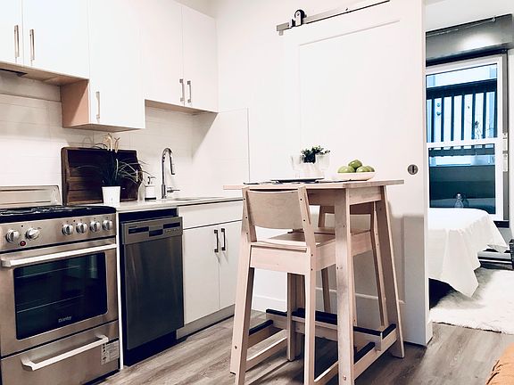 5th image of 1906 Grant St #103