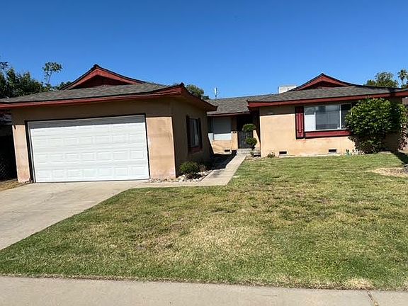 Front yard view built in front sprinklers