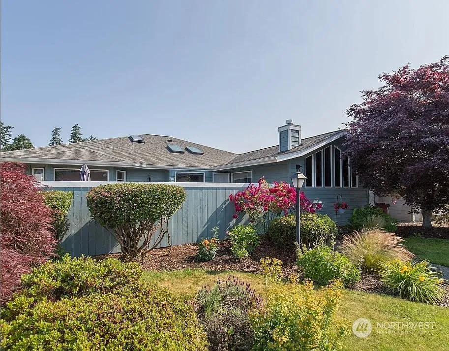 962 E Willow Street photo 1