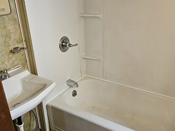 4th image of 113 E Home St