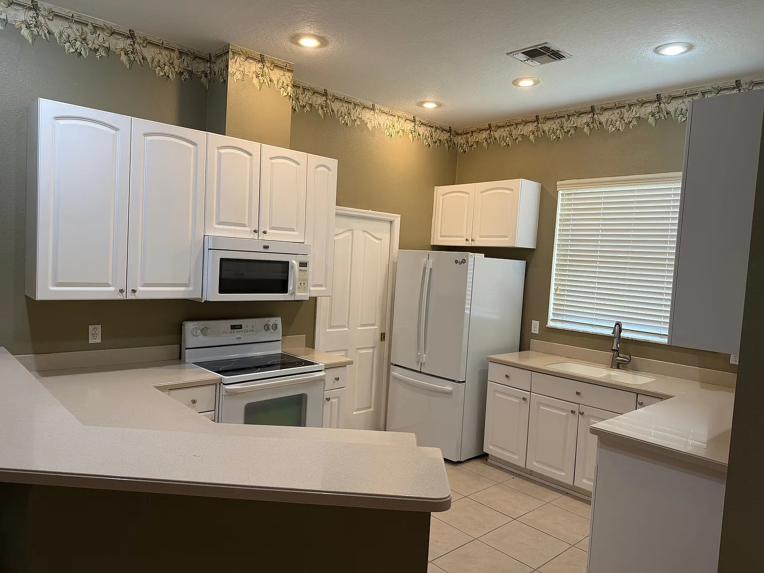 3 bed, 3.0 bath, 2100 sqft, $2,800 — Photo 3