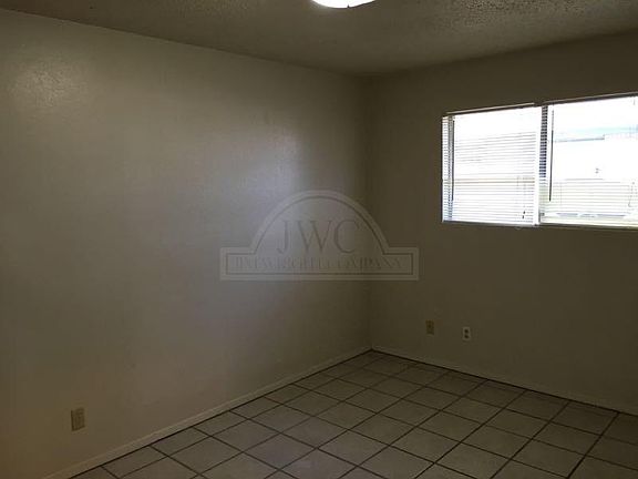5th image of 2107 Robert E Lee Dr APT B