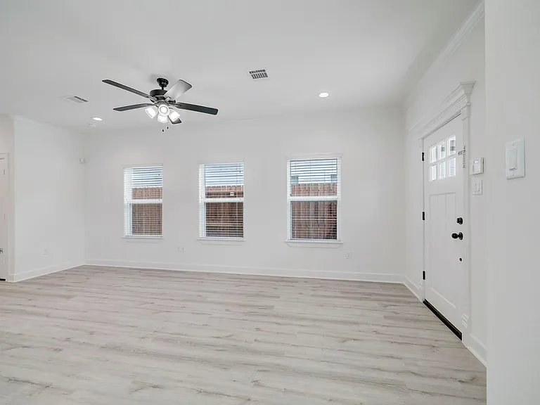 4002 Elmwood St #B — Photo 2