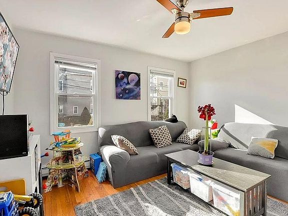 4th image of 78 Wallis St #1