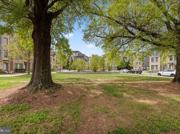 10374 Jacobsen St, Bethesda, MD 20817