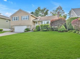 72 Edgemere Rd, Garden City, NY 11530
