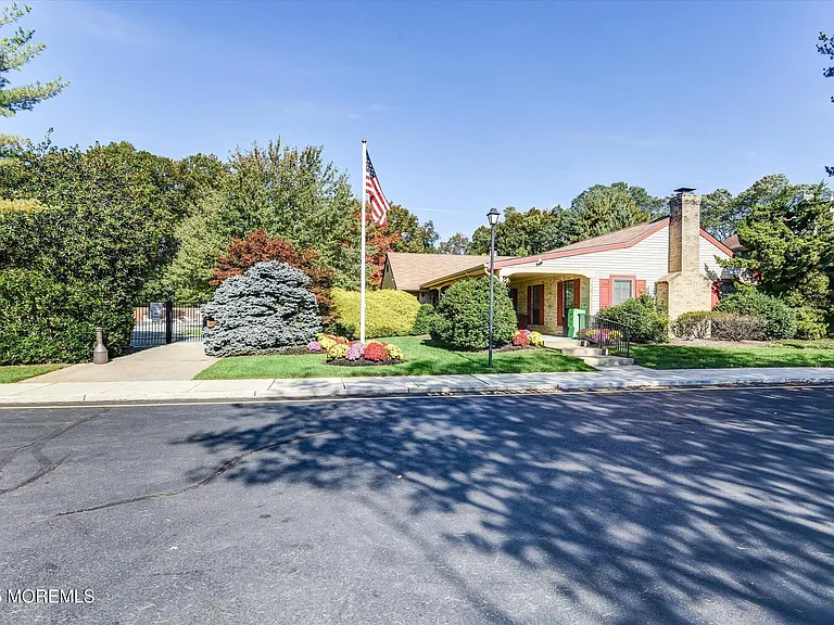 80 Bradford Ct — Photo 15