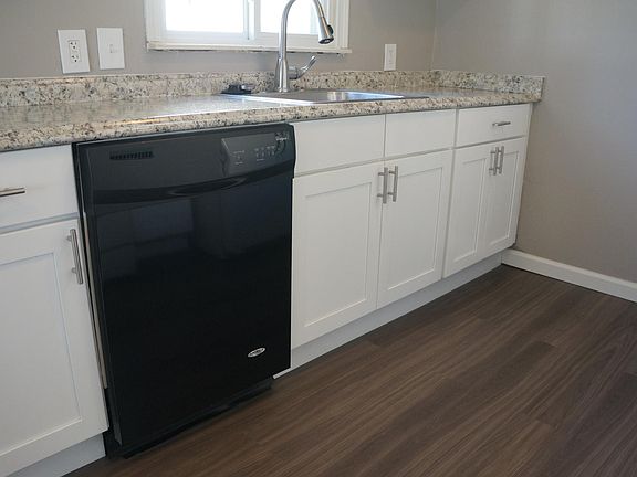 4th image of 28066 Hillview St