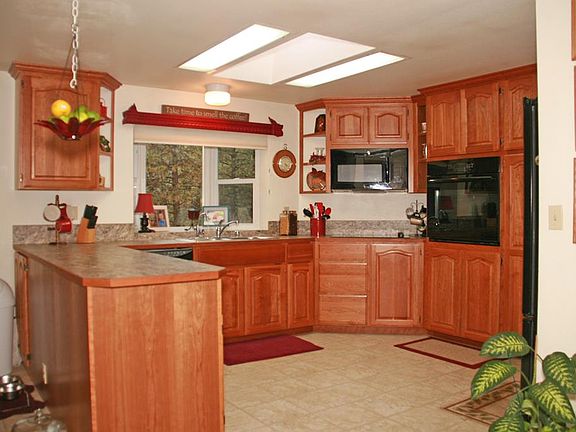 2nd image of 5 Oakes Dr