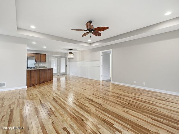 5th image of 125 Irish Ct