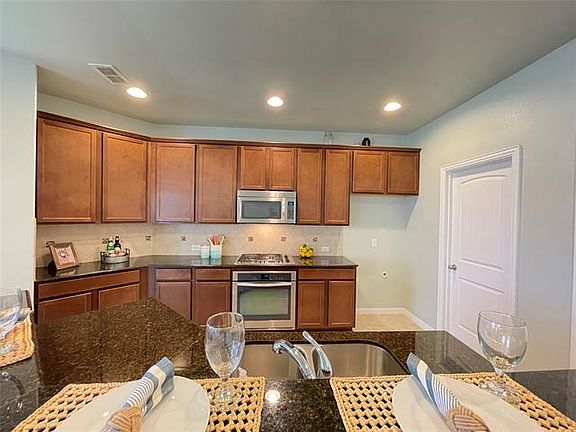 5th image of 812 Silvermoon Dr