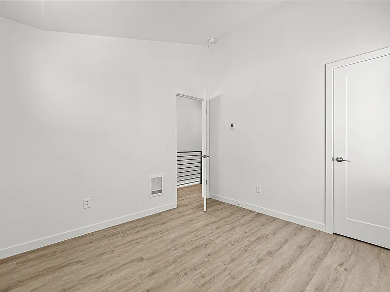 2544 NE 143rd St #B — Photo 16