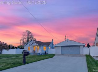 677 Lindbergh St, Wyandotte, MI 48192