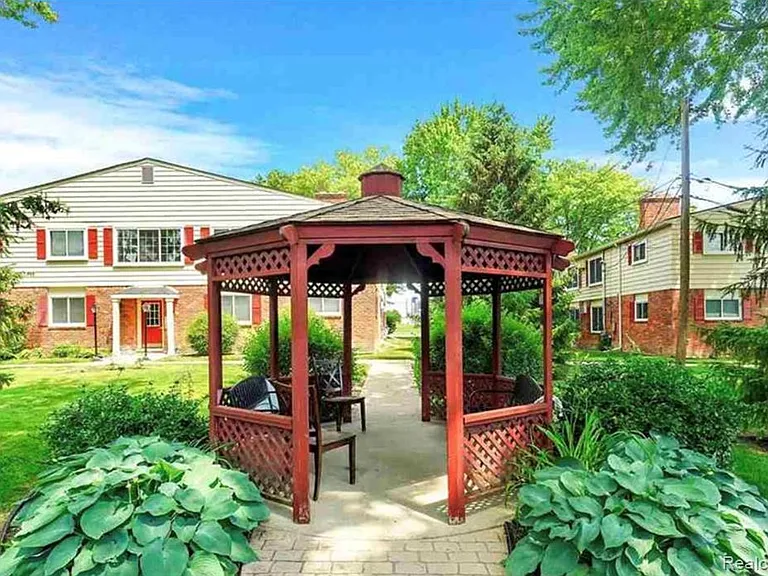 721 W Maple Rd — Photo 4