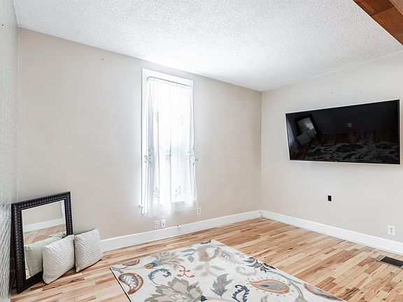 5th image of 3137 Arlington Ave