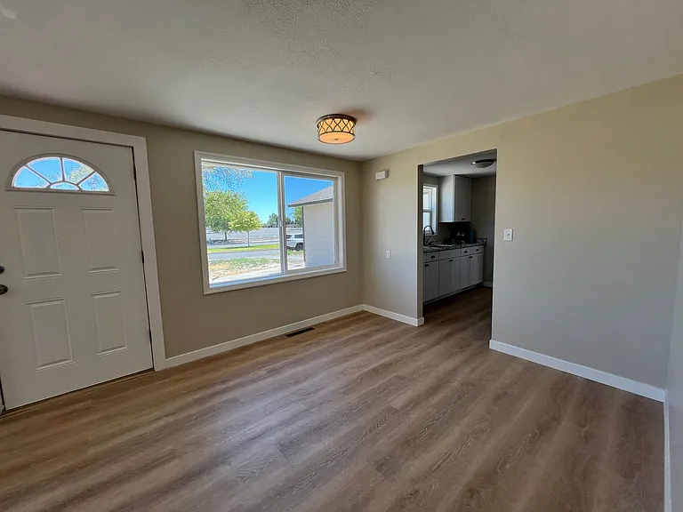 324 N Central Dr — Photo 6