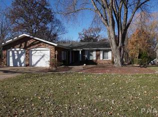 40 Olympia Fields Dr, Pekin, IL 61554