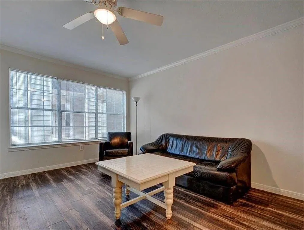 3 bed, 2.0 bath, 1211 sqft, $3,000 — Photo 3
