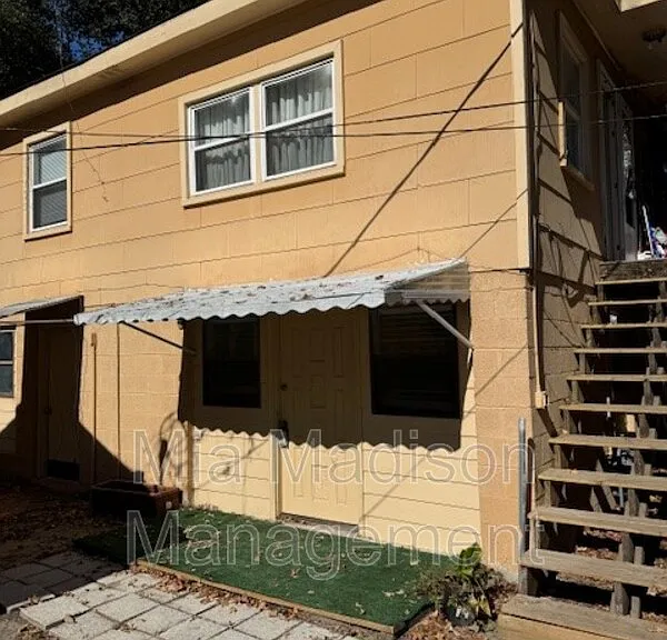 40 1/2 Wesley Ct — Photo 2