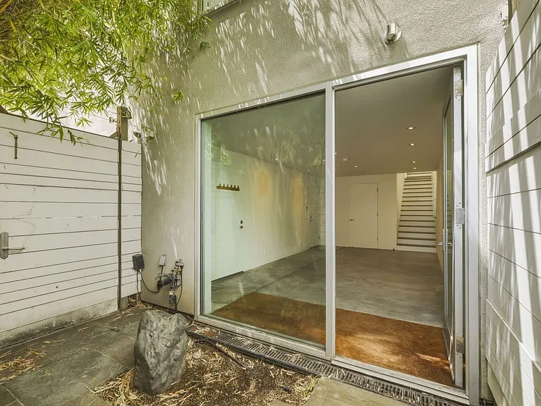 1076 S Van Ness Ave — Photo 52