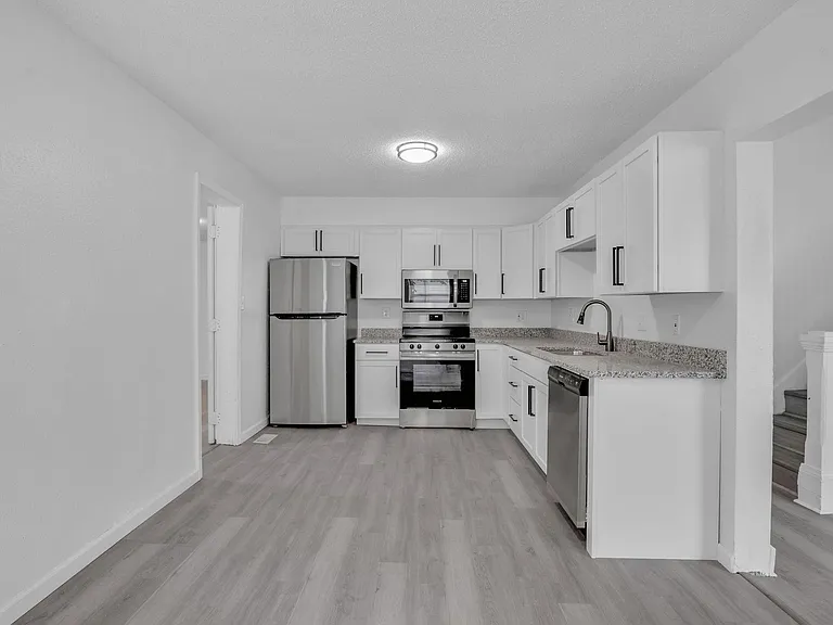 1128 W Broadway St — Photo 9