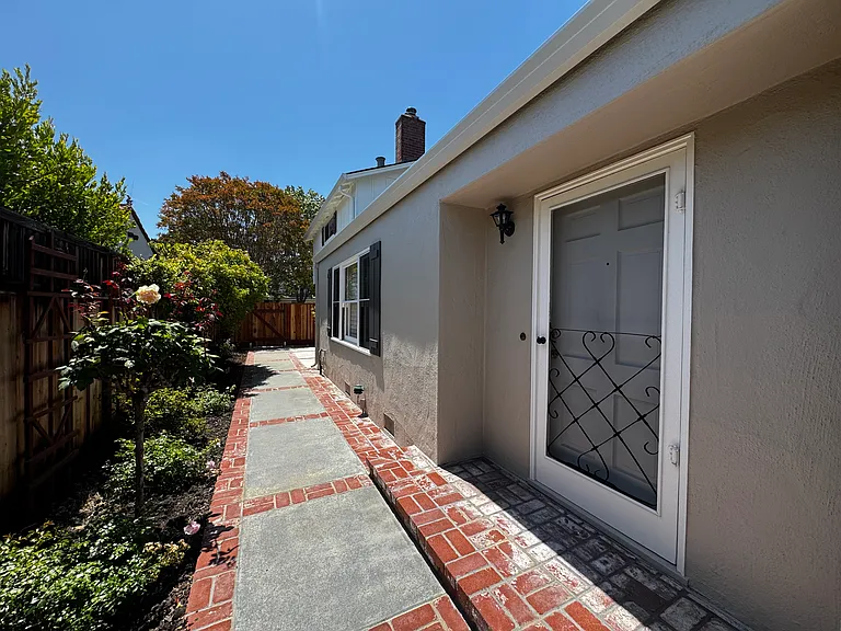 221 Colorado Ave — Photo 4