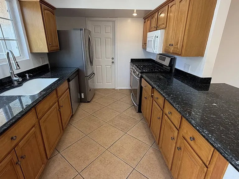 1104 N Frederic St — Photo 12