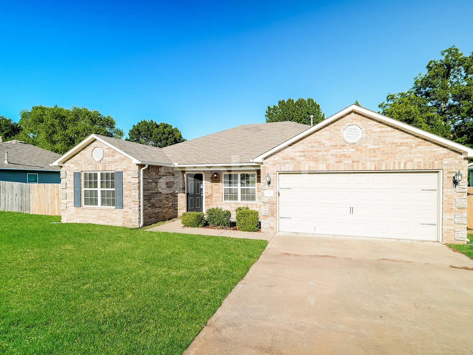 4 bed, 2.0 bath, 1614 sqft, $1,925 — Photo 2