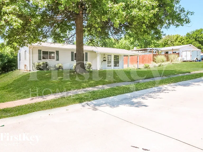 11091 Saxonhall Dr — Photo 2