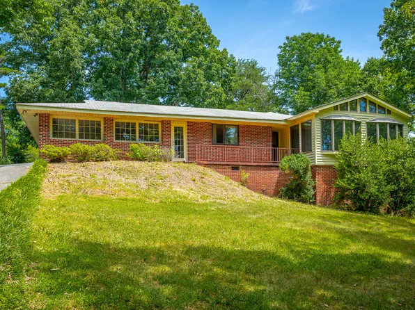 203 Rainbow Dr, Lookout Mountain, GA 30750