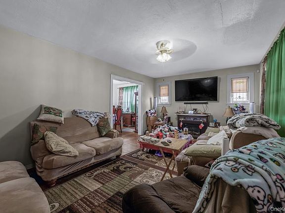 3rd image of 20 Nassau Boulevard