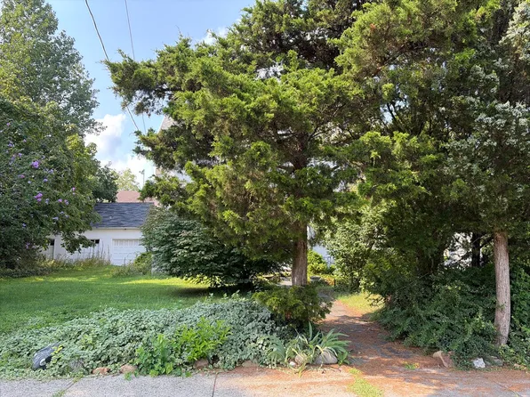 241 Park Ave W, Westbury, NY 11590