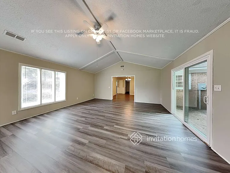 812 E John St — Photo 6