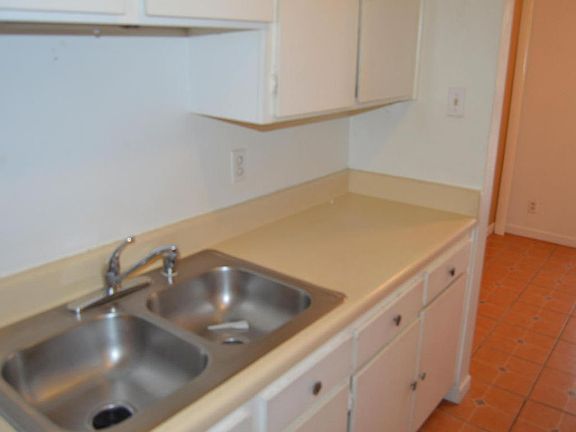 3rd image of 4601 Carlisle Blvd NE APT D8
