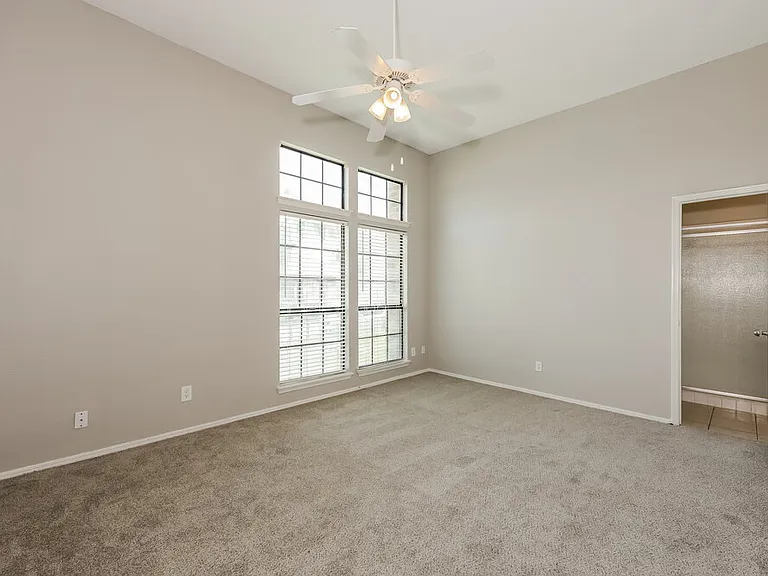 423 Barton Dr — Photo 10