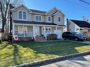 341 29th St, Lindenhurst, NY 11757